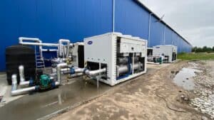Instalacja chłodnicza HVAC z rurami i urządzeniami na zewnątrz budynku.
