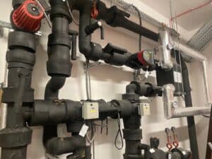 Rurociągi chłodnicze z zaworami i czujnikami w serwisie HVAC.