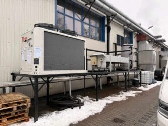 Chłodnicza jednostka skraplacza na zewnątrz budynku, instalacja HVAC, techniczna modernizacja systemu chłodzenia.