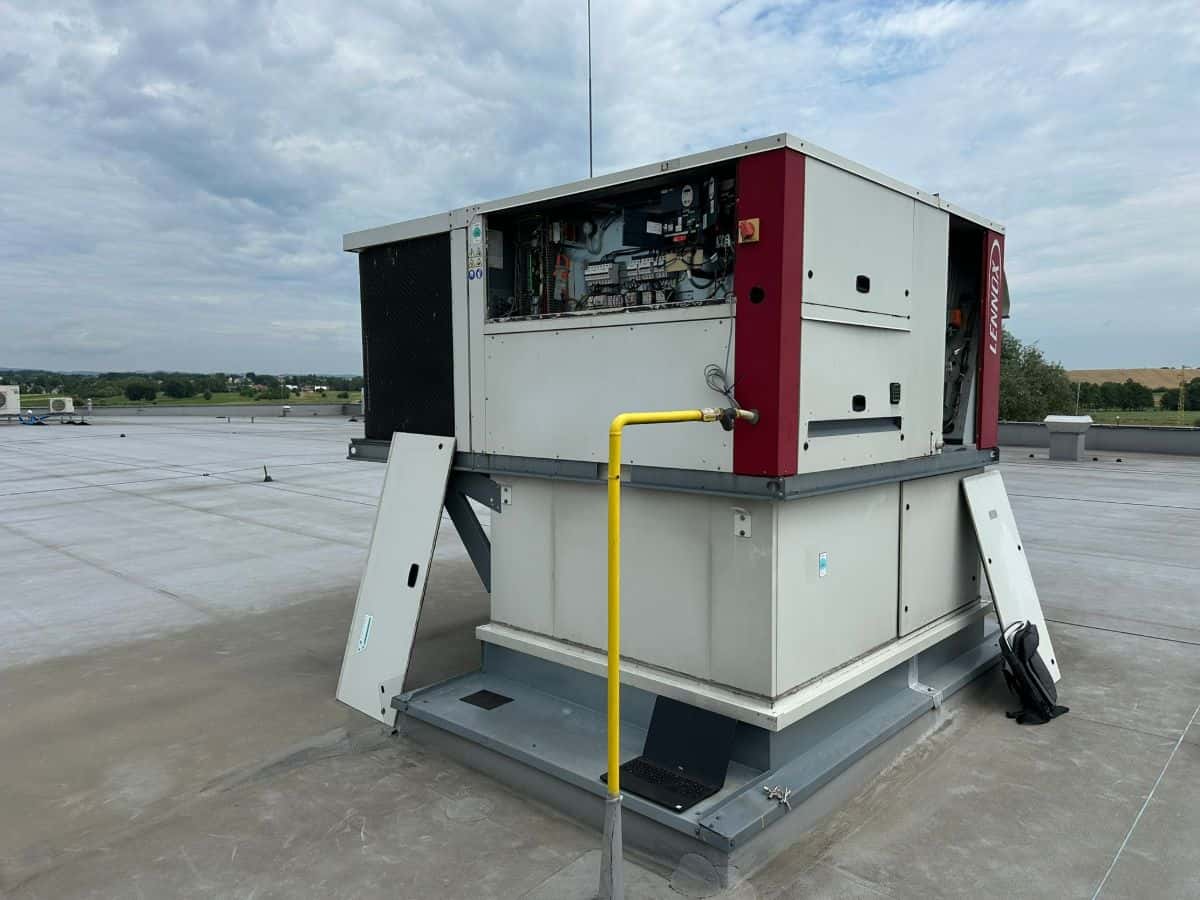 Rooftop na dachu hali z doprowadzoną instalacją gazową do modułu grzewczego