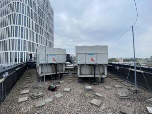Serwis chillerów Warszawa: agregaty wody lodowej Daikin na dachu biurowca