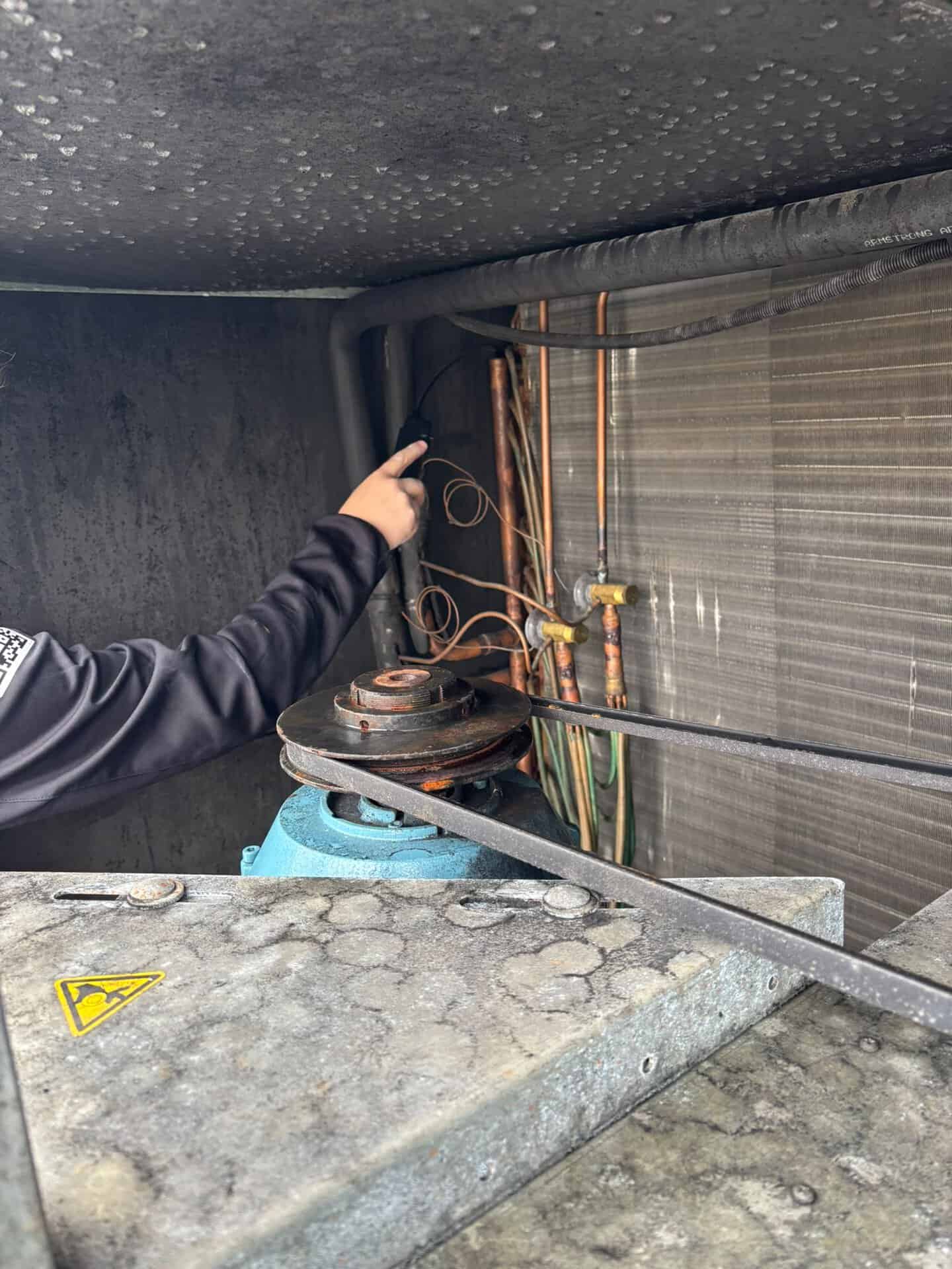 Serwisant ChillerSerwis omawia stan wymiennika rooftopa