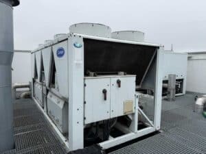 Przemysłowa jednostka klimatyzacyjna z elementami instalacji chłodniczej.