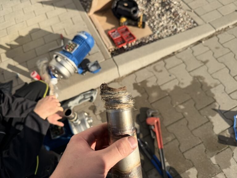 Stara pompa po demontażu: wymiana pompy w chillerze Blauwer
